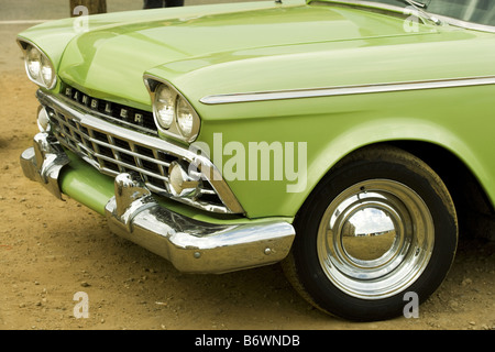 Vintage Car sur beachtop cliff Banque D'Images