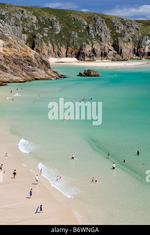 Plage de Porthcurno et Treen falaises pour Logan Rock, West Cornwall Banque D'Images