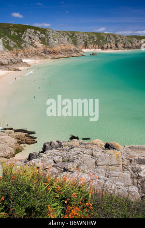 Plage de Porthcurno et Treen falaises pour Logan Rock, West Cornwall Banque D'Images