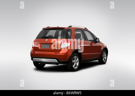 2009 Suzuki SX4 Crossover 850 dans Orange - vue d'angle arrière Banque D'Images