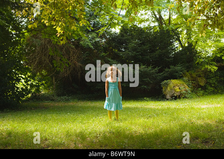 A Girl standing in a forest Banque D'Images