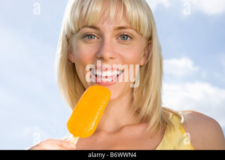 Jeune femme avec ice lolly Banque D'Images