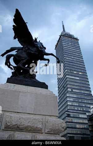 Mexique, Mexico. La Torre Latinoamericana ('La Tour de l'Amérique latine") est l'un des points de repère les plus importants de la ville. Banque D'Images