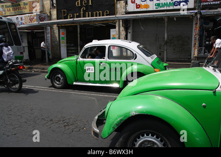 Mexique, Mexico. Des taxis Beetle au centre-ville de Mexico, dans le centre historique. Banque D'Images
