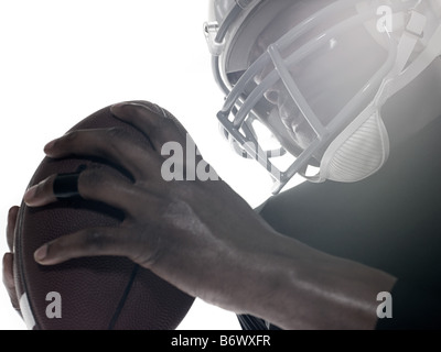 Un joueur de football américain holding a football Banque D'Images