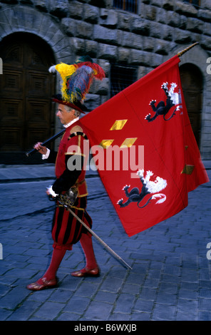 Un homme à florentin portant un uniforme civique traditionnelle décorée de drapeau symbolisme héraldique de lors d'un défilé à Florence. Banque D'Images