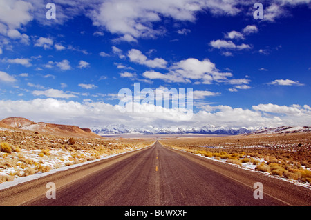 USA, Nevada. Route droite sans fin, paysage sur la route US 50 - Le lonliest road en Amérique Banque D'Images