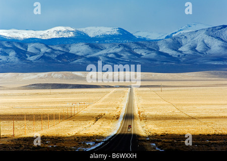 USA, Nevada. Route droite sans fin, paysage sur la route US 50 - Le lonliest road en Amérique Banque D'Images