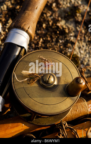Royaume-uni, Pays de Galles, Conwy. Une bobine de pêche en laiton traditionnel équipé d'une canne à mouche avec des mouches de pêche à la truite Banque D'Images
