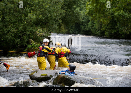 Pays de Galles, Gwynedd, Bala. Un exercice pour simuler le sauvetage d'un canoteur chaviré au National Whitewater Center Banque D'Images