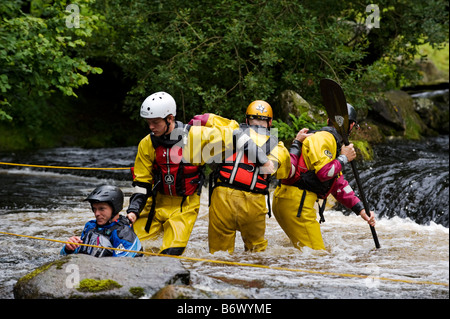 Pays de Galles, Gwynedd, Bala. Un exercice pour simuler le sauvetage d'un canoteur chaviré au National Whitewater Center Banque D'Images