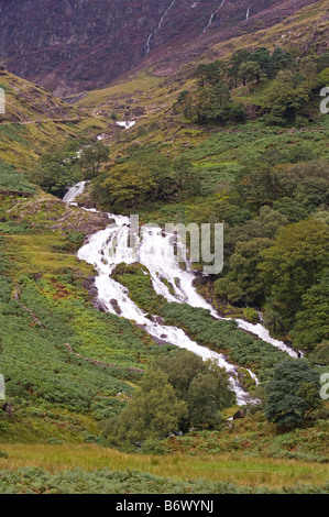 Pays de Galles, Conwy, Snowdonia. L'Afon mcg Llançà dégringole dans une série de cascades à côté de l'un des itinéraires jusqu'Snowdon Banque D'Images