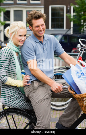 Couple on bicycle Banque D'Images