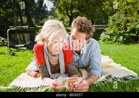 Couple dans le parc Banque D'Images