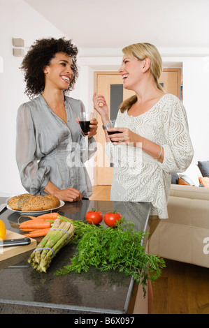 Deux femmes ayant le vin rouge Banque D'Images