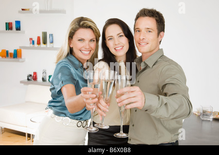 Portrait of friends toasting with champagne Banque D'Images