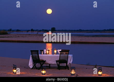 La Zambie, Parc national du Zambèze inférieur. Dîner au clair de lune sur une île au milieu du fleuve Zambèze Banque D'Images