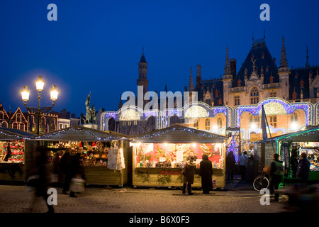 Les étals du marché de Noël Markt Bruges Belgique Banque D'Images