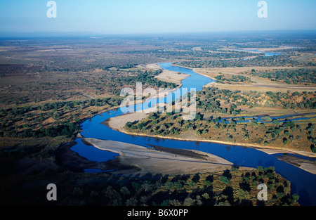 La Zambie, le parc national de South Luangwa. Vue aérienne de la Luangwa River au sud de Tafika Camp. Banque D'Images