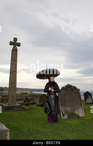 Whitby Goths Festival. Une pause dans le cimetière de Goth .Goths de toute l'Europe se réunissent pour les Goths festival Banque D'Images