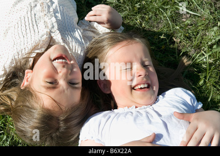 Girls lying in park Banque D'Images