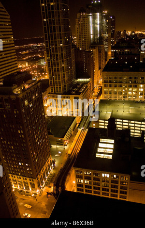 En regardant vers le sud sur Wabash Street à Chicago de nuit à partir d'une perspective Banque D'Images
