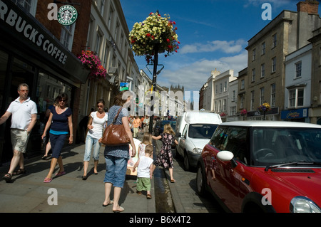 Enfants jouant dans les puits de la rue Somerset,haute,ville de la cathédrale,café Starbucks Banque D'Images