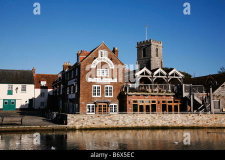 La fin de l'automne sur la rivière Frome montrant le vieux grenier Restaurant sur Wareham Quay et l'église paroissiale de St Mary's Banque D'Images