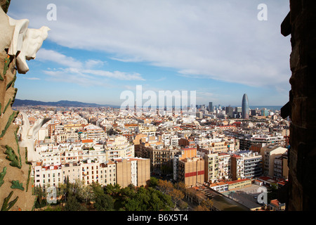 Vue de la ville de Barcelone et tour Agbar de Gaudi, La Sagrada Familia Banque D'Images