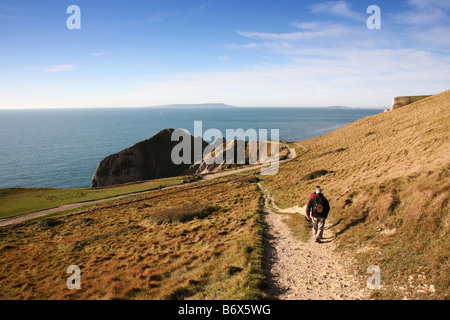 Les promeneurs sur le sentier du littoral au-dessus de Durdle Door sur la côte jurassique du Dorset près de crique de Lulworth Cove Banque D'Images