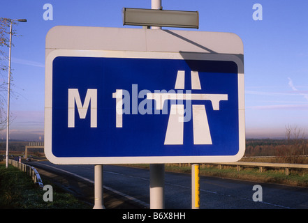 Roadsign affirmant début de l'autoroute M1 près de Leeds Yorkshire UK Banque D'Images