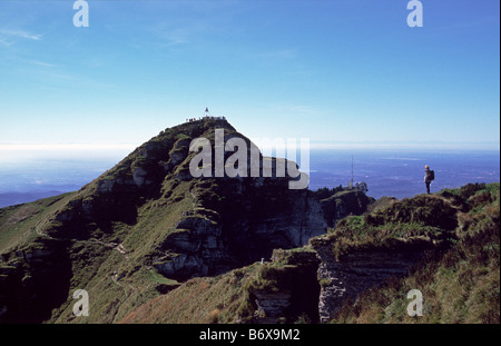 Walker sur la crête du Monte Generoso, Lombardie, Italie. Sur la frontière italienne Suisse Banque D'Images