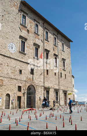 Essais de scooters pour les sections locales, un dimanche matin dans la Piazza del Garibaldi, Todi Ombrie Banque D'Images