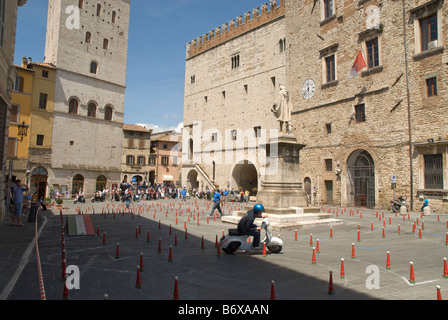 Essais de scooters pour les sections locales, un dimanche matin dans la Piazza del Garibaldi, Todi Ombrie Banque D'Images