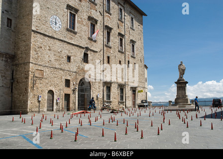 Essais de scooters pour les sections locales, un dimanche matin dans la Piazza del Garibaldi, Todi Ombrie Banque D'Images