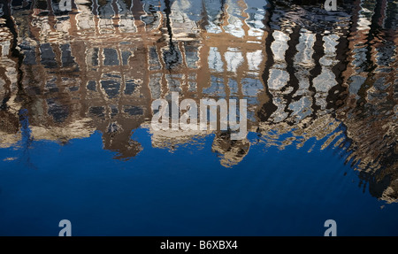 Réflexion de vieux bâtiments dans le Keizersgracht - Amsterdam Banque D'Images