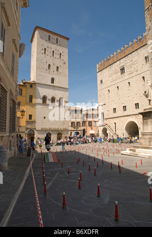 Essais de scooters pour les sections locales, un dimanche matin dans la Piazza del Garibaldi, Todi Ombrie Banque D'Images