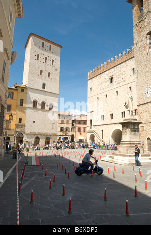 Essais de scooters pour les sections locales, un dimanche matin dans la Piazza del Garibaldi, Todi Ombrie Banque D'Images