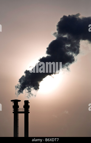 La pollution de l'air à partir d'une cheminée. Banque D'Images