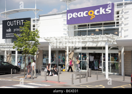 Les paons et les magasins de vêtements, Telford Forge Retail Park, Telford Banque D'Images