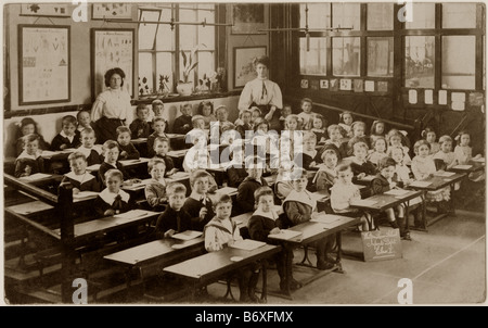 Edwardian enfant nouveau-né, dans une classe de l'école primaire vers 1910 -Le Waltons Lane School (Royaume-Uni) nourrissons dept.Edwardians Banque D'Images