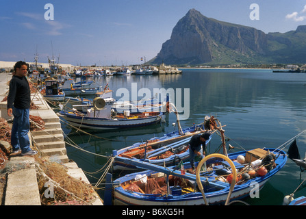 Bateaux de pêche au port et de Monaco à San Vito lo Capo Sicile Italie Banque D'Images