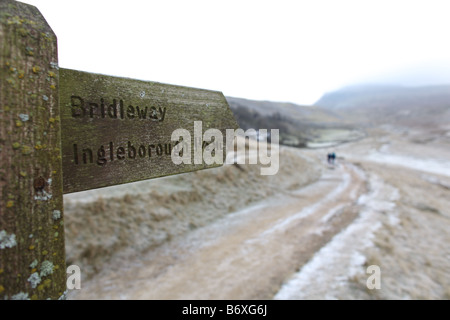 Bridleway signe sur la façon d'Ingleborough Hill, près de Ingleton, North Yorkshire, UK Banque D'Images