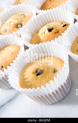 Petits gâteaux cuits placé sur la surface de marbre blanc de refroidir. La recette est pour les gâteaux au chocolat avec garniture au chocolat Banque D'Images