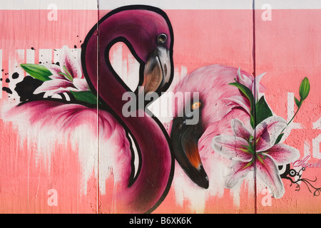 Graffiti sur mur de deux flamants roses Banque D'Images