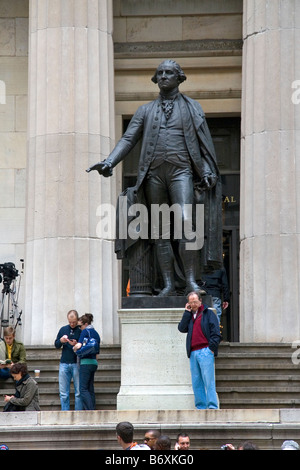 Statue de George Washington devant le Federal Hall situé au 26 Wall Street à New York City New York USA Banque D'Images