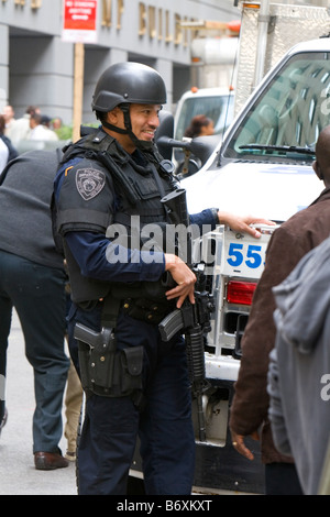 New York City Police Department agent d'Unité des services d'urgence sur Wall Street à New York City New York USA Banque D'Images