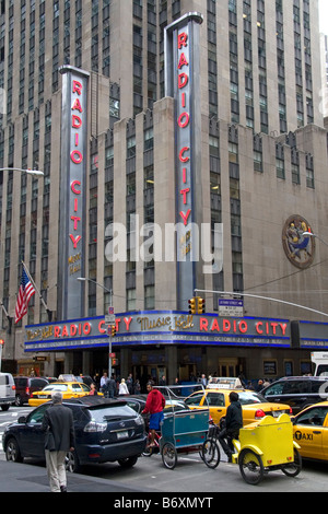 Le Radio City Music Hall situé dans le Rockefeller Center de Manhattan New York City New York USA Banque D'Images