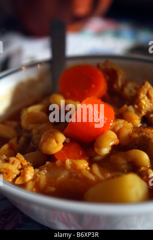 Soupe de lentilles au curry de tomates avec des morceaux de carotte et de pommes de terre dans un bol. Banque D'Images