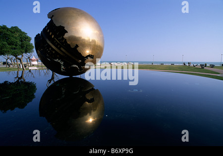 Italie, le Marche, Pesaro, Piazzale della Libertà, sculpture d'Arnaldo Pomodoro Banque D'Images